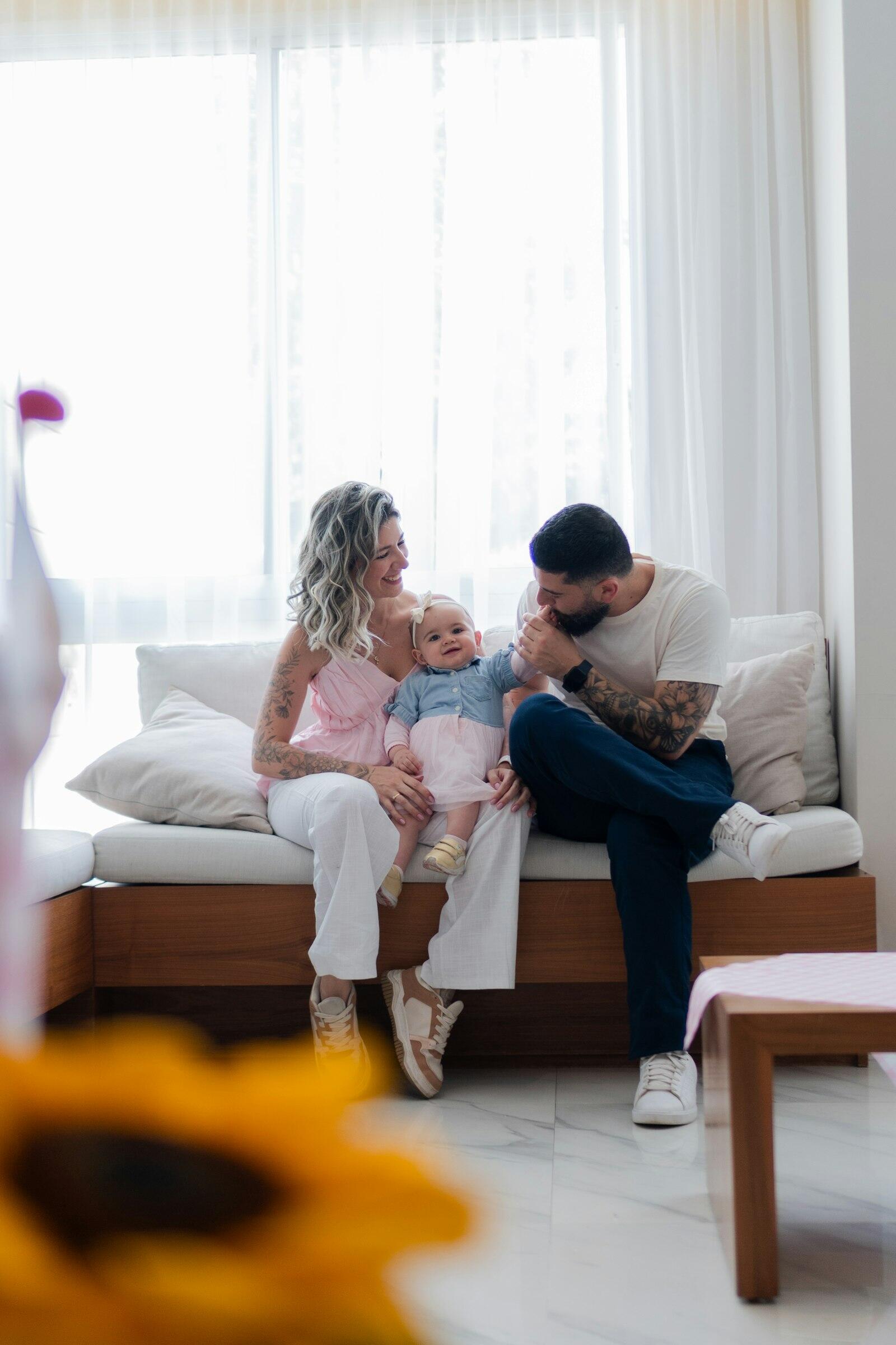 Elternpaar mit Baby auf dem Sofa