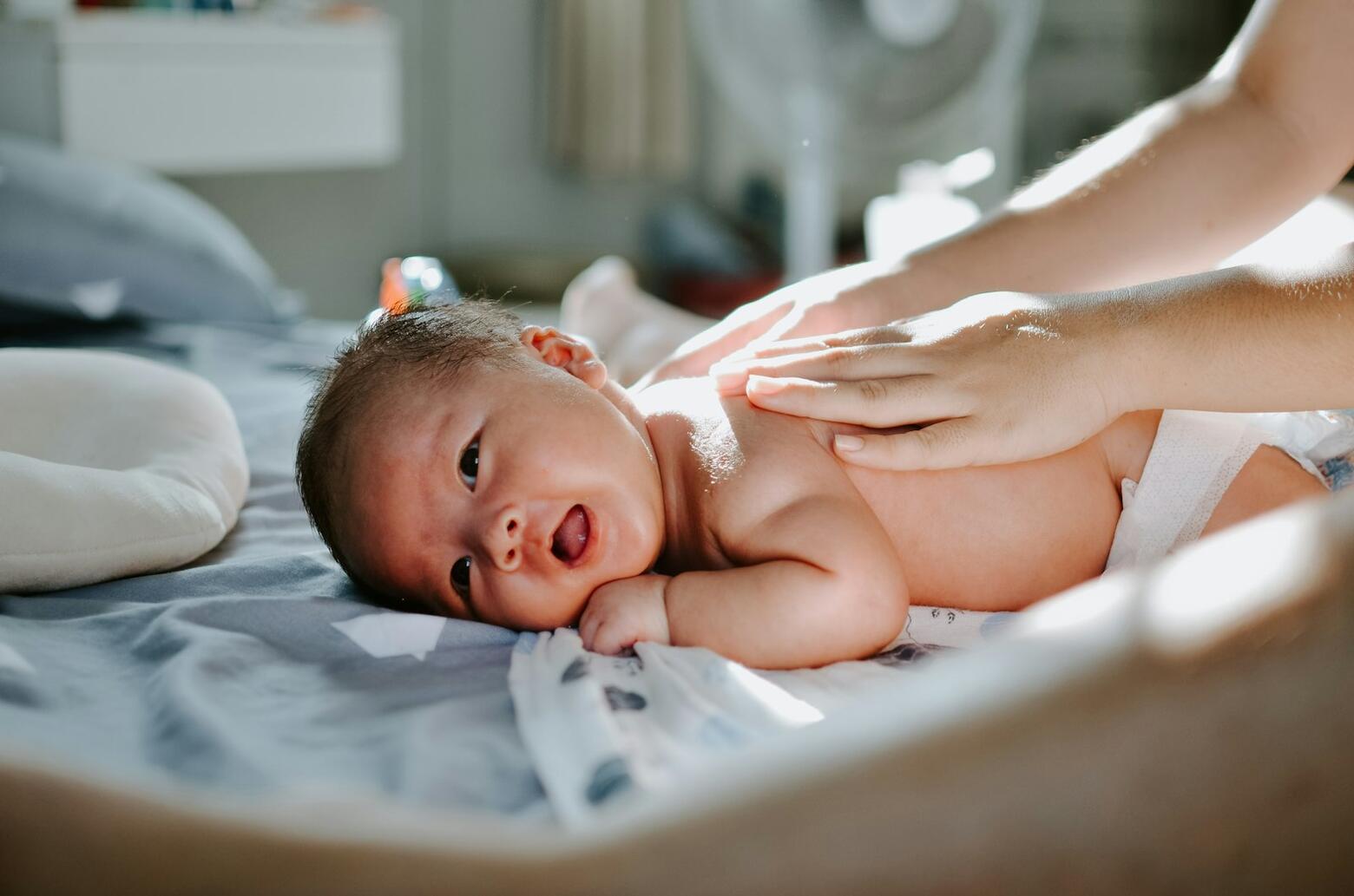 Sanfte Babymassage am Rücken