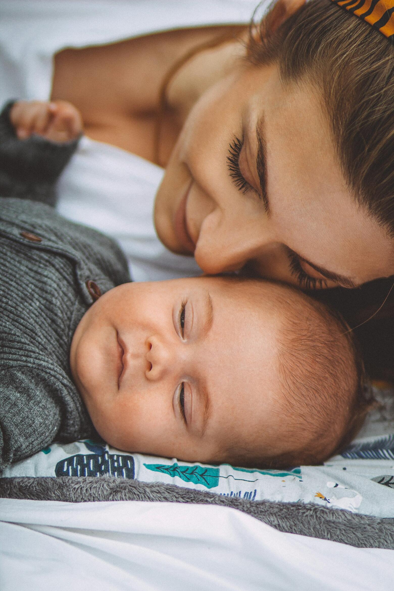 Mutter liegt Gesicht an Gesicht mit ihrem Baby
