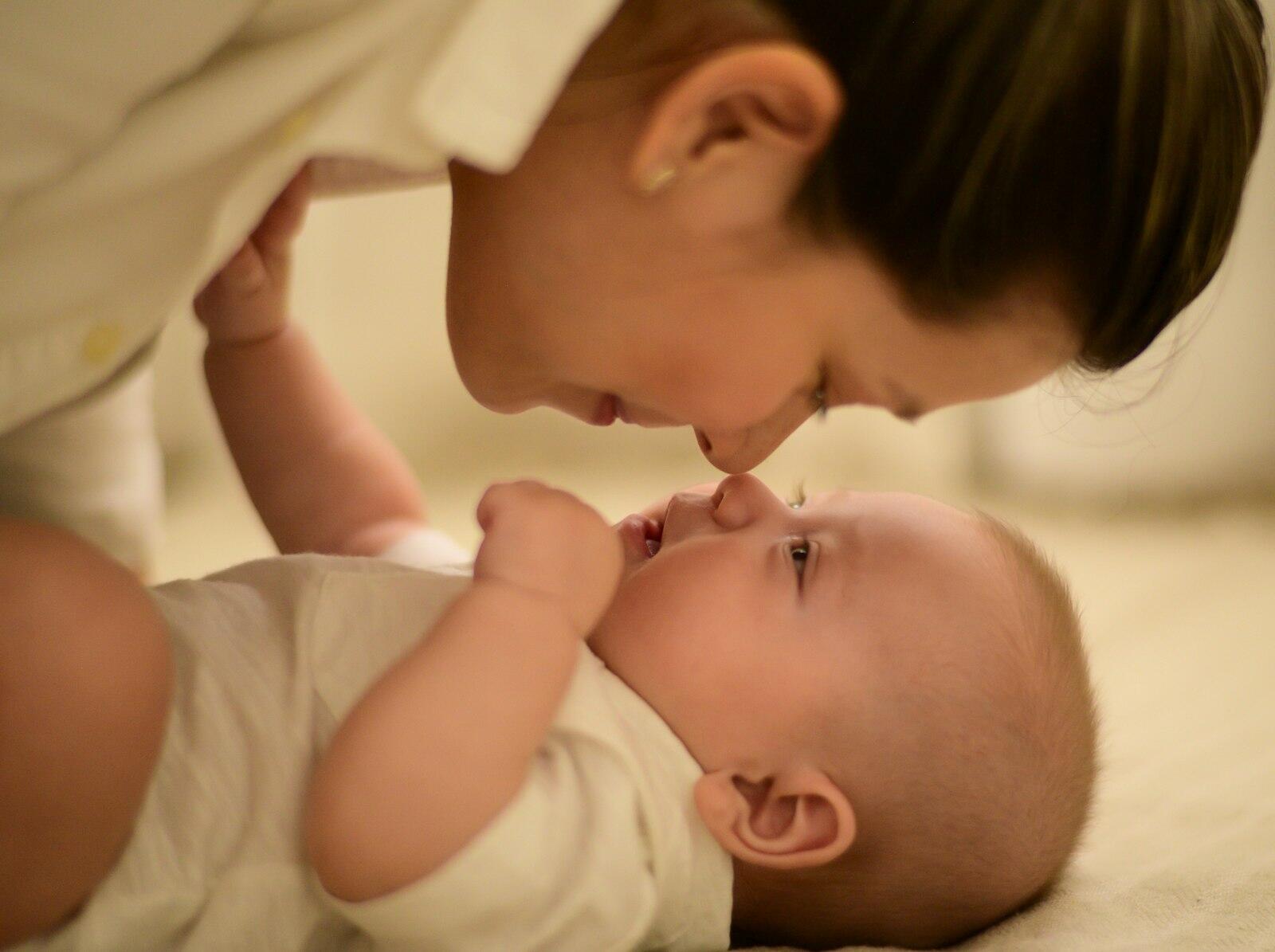 Mutter und Baby ganz nah beieinander