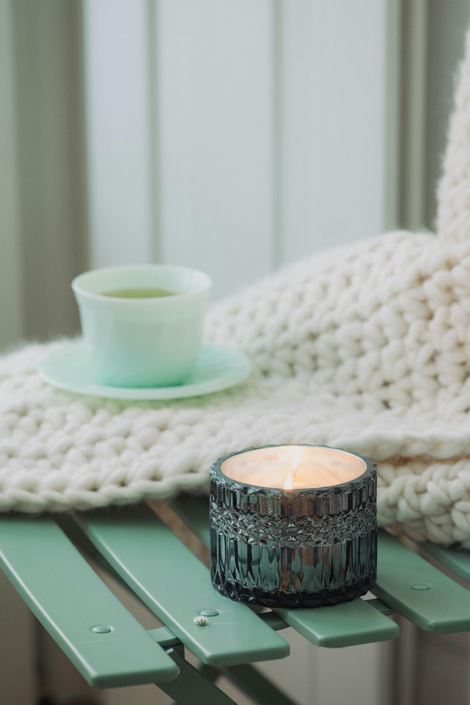 Tasse Tee auf einer Strickdecke